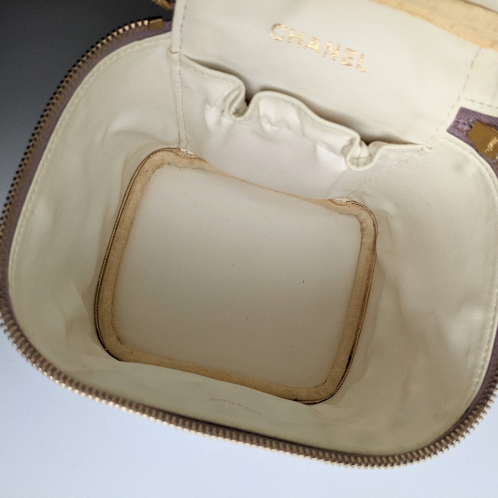 SOLD. Chanel Vintage Vanity Case - Picture 10 of 16